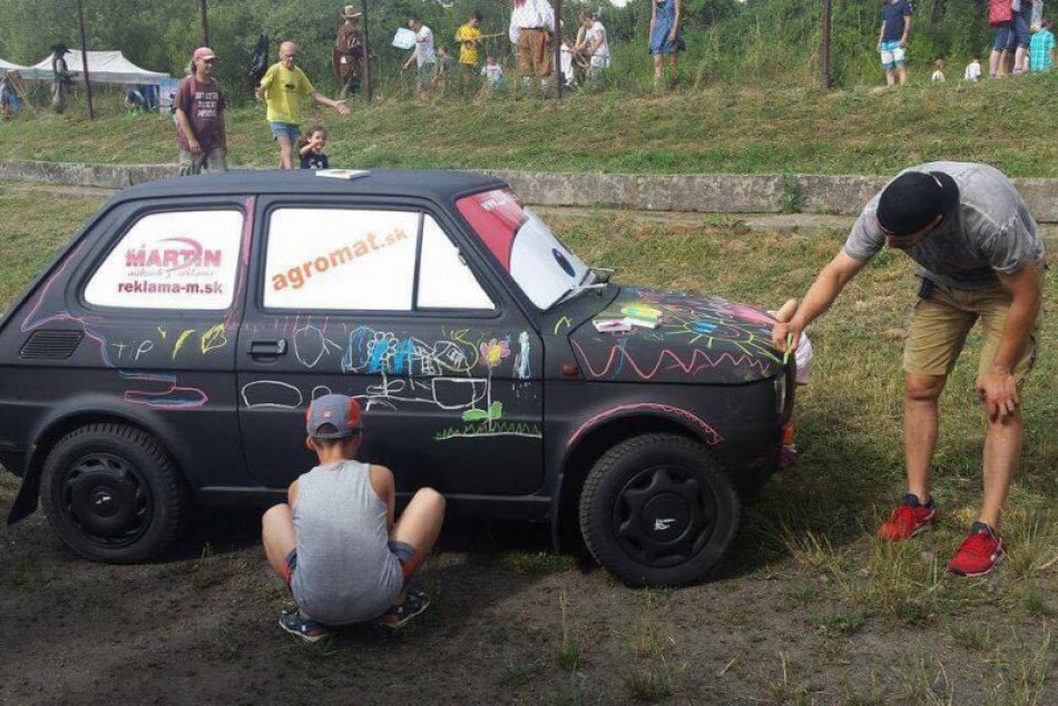 Ilustračný obrázok k článku FOTO: Zlatý Potok ukázal, ako sa vítajú prázdniny. Čo to ľudia stvárali s fiatkou?