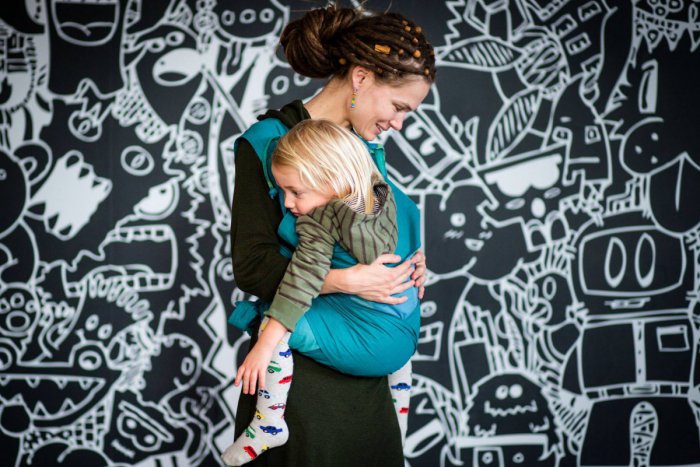 Ilustračný obrázok k článku Pre mamy a otcov s deťmi na úteku sa ušilo už 2 200 nosičov