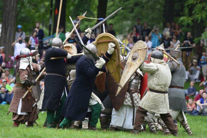 Ilustračný obrázok k článku Remeselný jarmok aj rytiersky boj. Hradné hry vo Fiľakove s bohatým programom