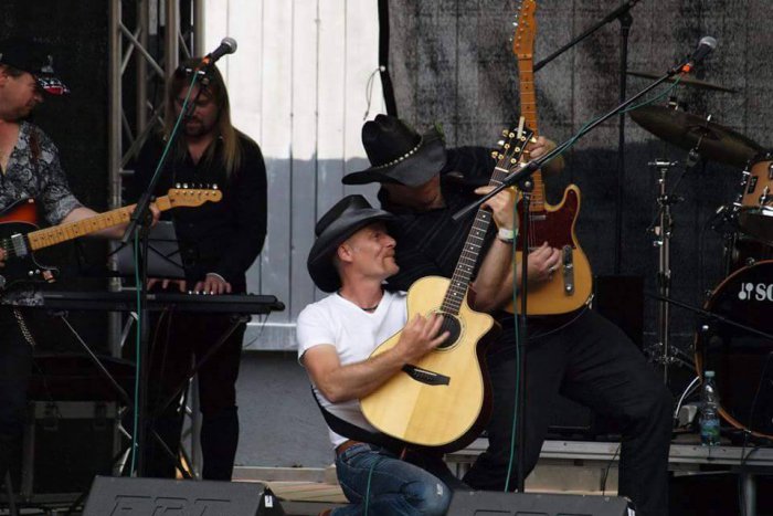 Ilustračný obrázok k článku Allan Mikušek v dúbravskom amfiteátri