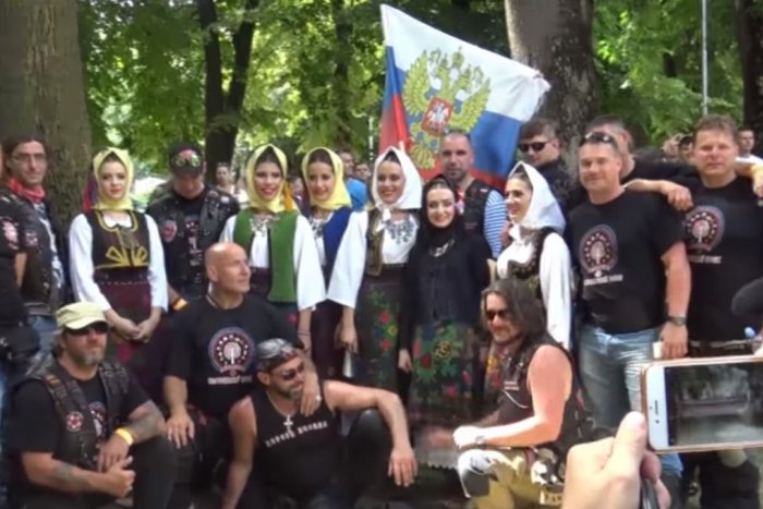 Ilustračný obrázok k článku VIDEO: Noční vlci zasadili v Nitre lipu. TOTO je reakcia radnice