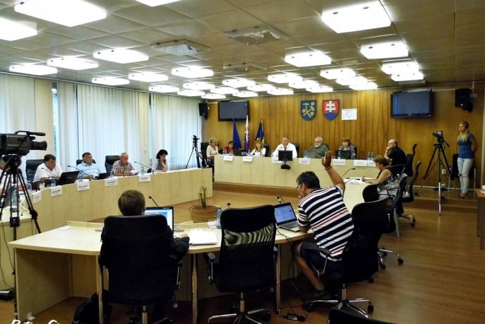 Ilustračný obrázok k článku Mestskí poslanci rokovali v netradičnom čase: Dôvody vnútri