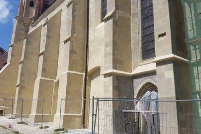 Ilustračný obrázok k článku Murivo na fasáde kláštorného kostola Klarisky je vyčistené