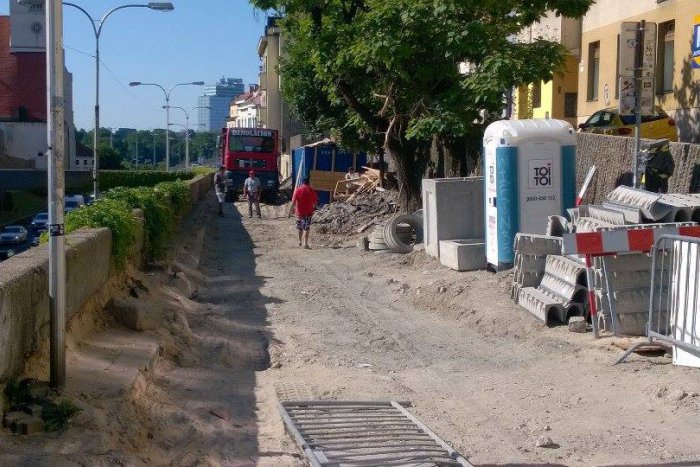 Ilustračný obrázok k článku Revitalizácia Židovskej ulice. Povrch ešte stále nie je vymenený