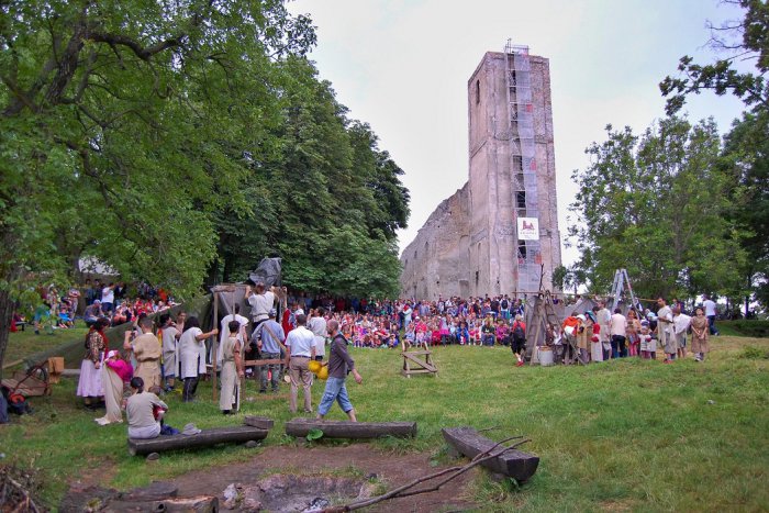 Ilustračný obrázok k článku Noc hradov a zrúcanín na Katarínke: Sprevádzanie za svetla lampášov a fakieľ