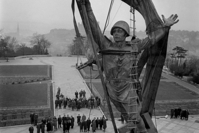 Ilustračný obrázok k článku FOTO: Pozrite si archívne snímky upevnenia sochy Víťazstvo