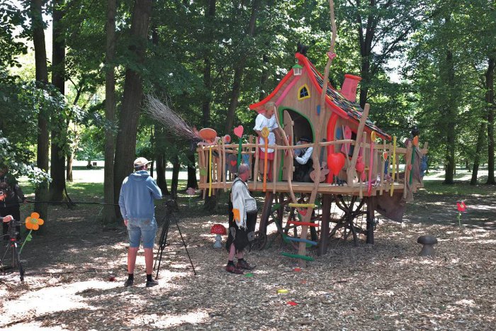 Ilustračný obrázok k článku V žiarskom parku sa ocitla filmárska kulisa a skrsol nápad: Ihrisko, aké sa len tak nevidí! FOTO