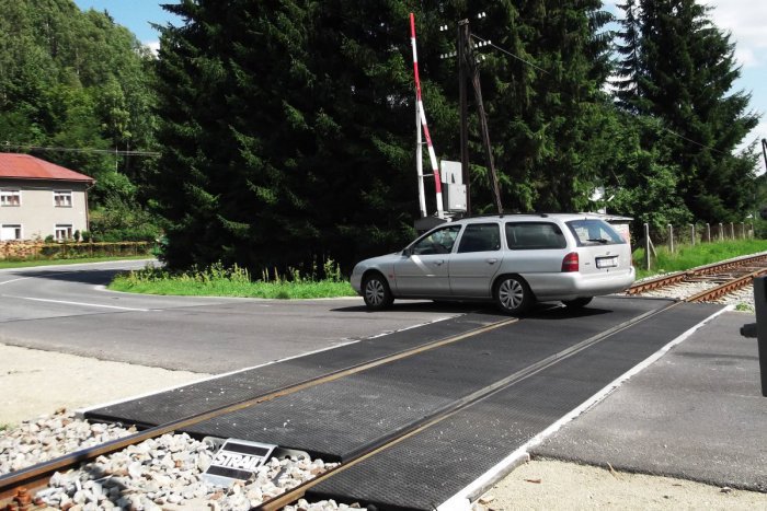 Ilustračný obrázok k článku Prechod cez koľajnice v Tatranskej Lomnici je hotový: Termín sa stihol