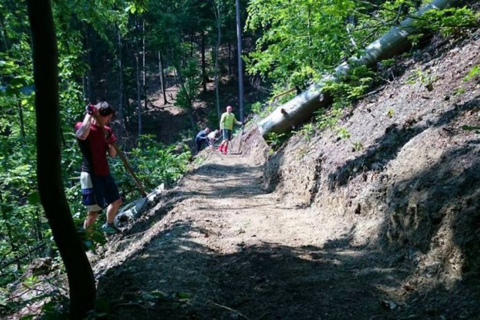 Ilustračný obrázok k článku Veselé VIDEO z Laskomera: Bystrickým cyklonadšencom humor rozhodne nechýba