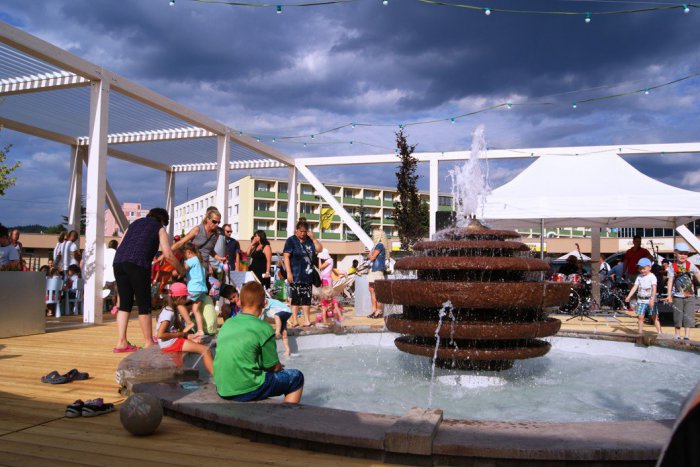 Ilustračný obrázok k článku Betónové námestie ožilo: Žiarčania si užívajú letný pavilón, FOTO