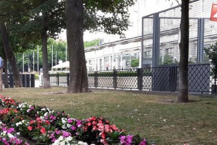 Ilustračný obrázok k článku M. Borguľa: Poslanci mohli rozhodnúť o tom, že plot na Hviezdoslavovom námestí už nebude hyzdiť tvár historického centra