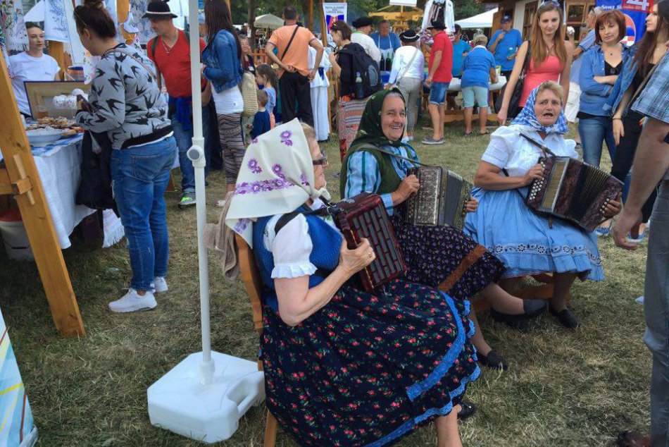 Ilustračný obrázok k článku Folkloristi, atrakcie aj tradičné dobroty. Pri Bystrici vypuknú veľké oslavy