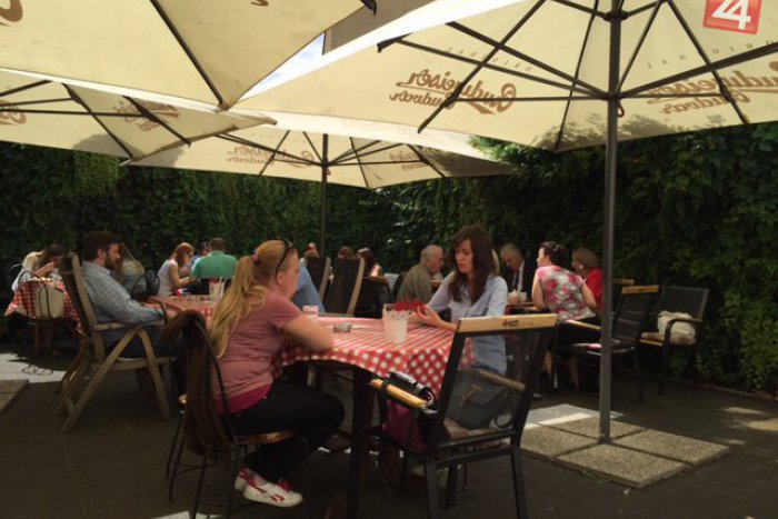 Ilustračný obrázok k článku V centre Bratislavy kontrolovali terasy. Väčšinu prevádzkovali neoprávnene