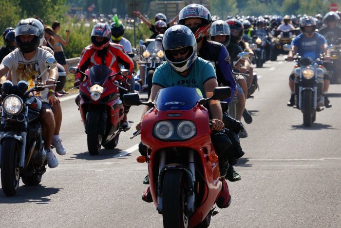 Ilustračný obrázok k článku Šíravu ovládne motozraz: Krásne stroje, dievčatá v pene aj koncert zahraničnej legendy!