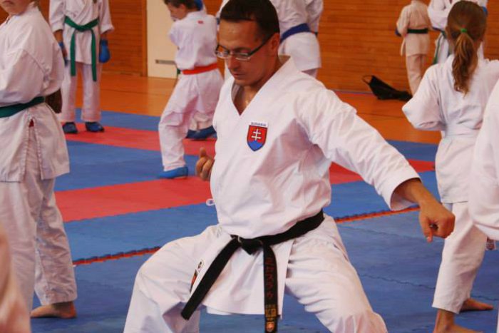 Ilustračný obrázok k článku Zvolenský poslanec s čiernym pásom: Čím si šikovnejší, tým menej by ťa mal šport stáť