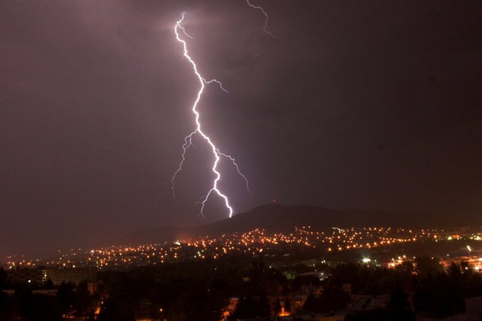 Ilustračný obrázok k článku Búrlivé počasie v Nitre: Extrémne teplo vystriedajú búrky s krúpami