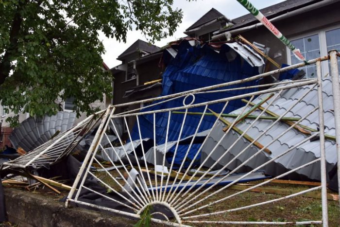 Ilustračný obrázok k článku Pohroma po búrke: Škola a obecný úrad sú bez strechy!