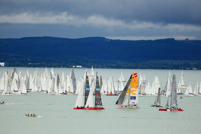 Ilustračný obrázok k článku KURIOZITA DŇA: Na maďarskom mori bojujú plachetnice o Modrú stuhu