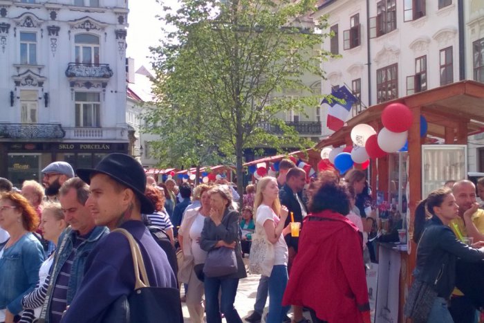 Ilustračný obrázok k článku OBRAZOM: Hlavné námestie vo farbách francúzskej trikolóry