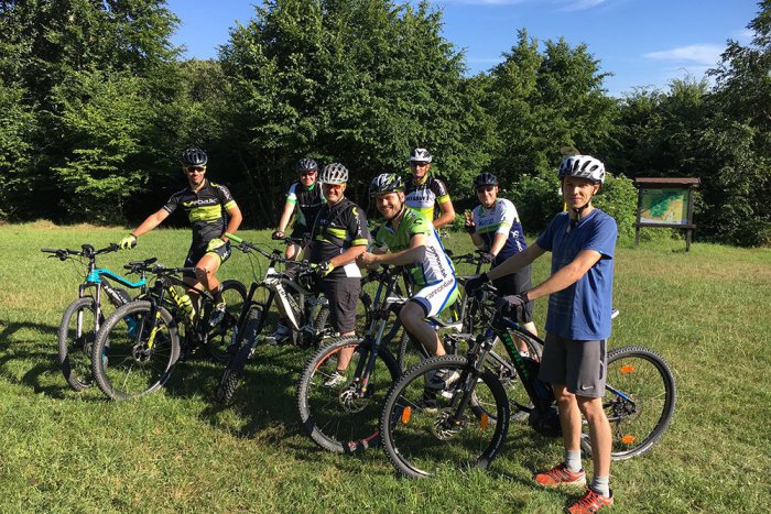 Ilustračný obrázok k článku Neseďte doma, objavujte čaro Malých Karpát. Napríklad na ebajkoch...