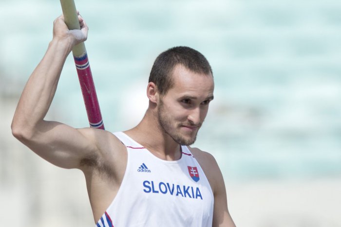 Ilustračný obrázok k článku Žrďkár Ján (25) z Bystrice: Skákať dole hlavou na tenkom kuse laminátu mi dodáva adrenalín