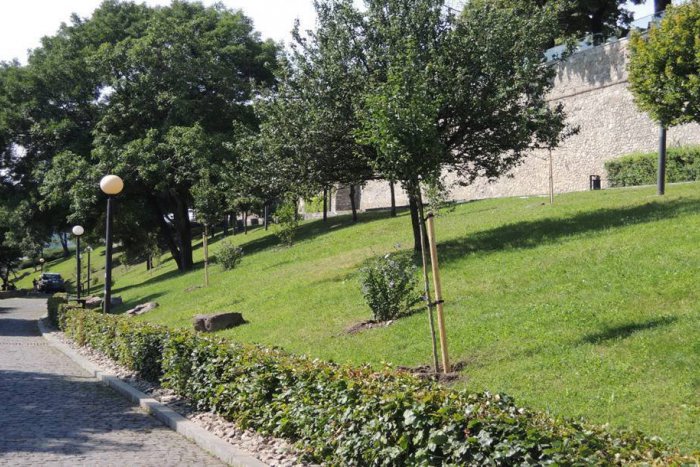 Ilustračný obrázok k článku OBRAZOM: Hradný vrch žiari novotou