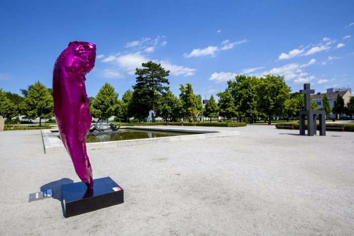 Ilustračný obrázok k článku OBRAZOM: V Grassalkovičovej záhrade stoja nevšedné sochy