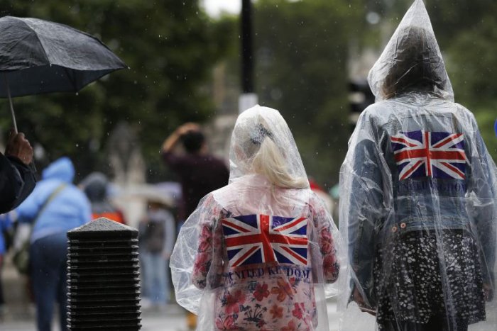 Ilustračný obrázok k článku Hrozí masový odliv domácich? Pol milióna Britov chce opustiť krajinu!