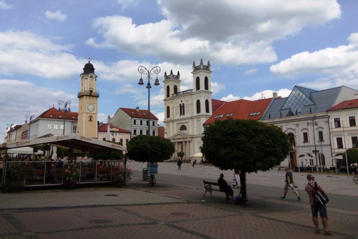 Ilustračný obrázok k článku Študentom humor rozhodne nechýba. Pozrite, čo chcú vytvoriť na bystrickom námestí