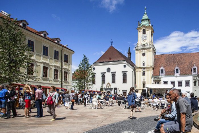 Ilustračný obrázok k článku Na Hlavnom námestí v centre Bratislavy si uctia obete útoku v Nice