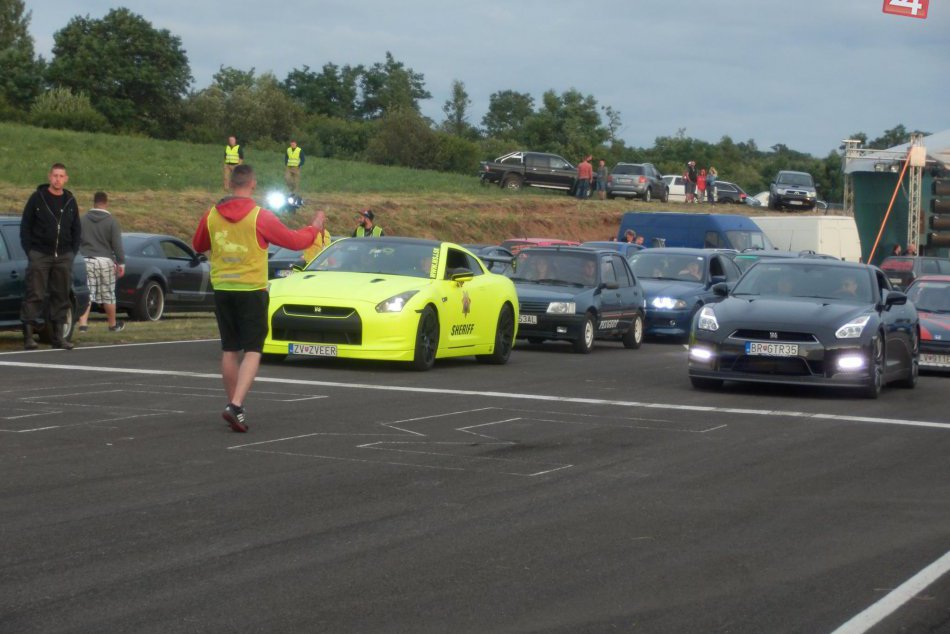 Ilustračný obrázok k článku FOTO: Nadupaná Tuning Grill Party: Burácajúce motory a gumovanie na asfalte