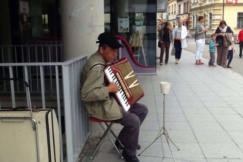 Ilustračný obrázok k článku FOTO: S kapelou prešiel západnú Európu. Bystričan Ľudovít baví hrou na ulici