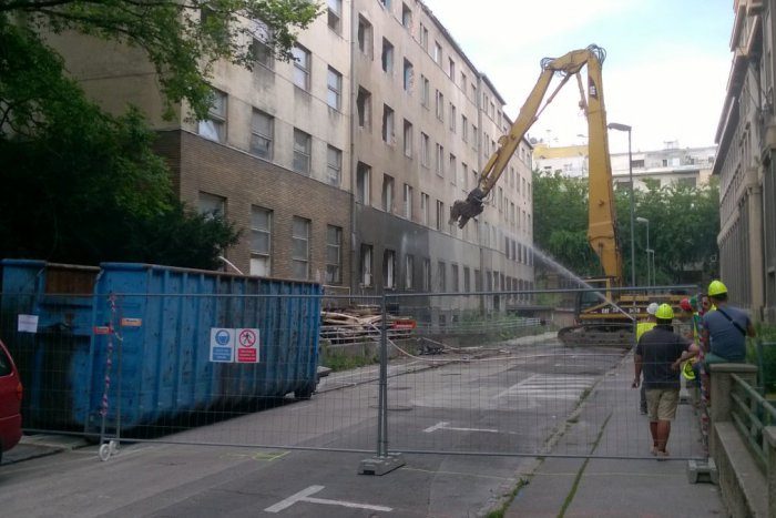 Ilustračný obrázok k článku Rekonštrukčné práce na chátrajúcej budove na Bezručovej konečne začali