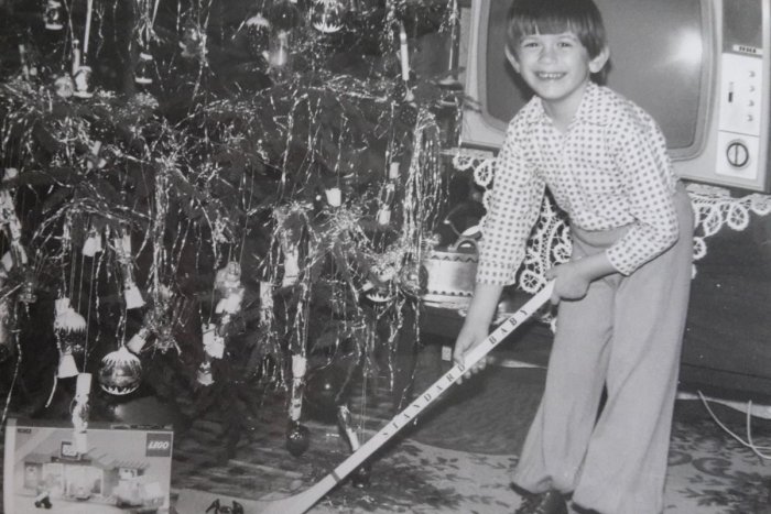 Ilustračný obrázok k článku SERIÁL: Bystrickí poslanci v detstve. Kto je šťastným chlapcom s hokejkou?