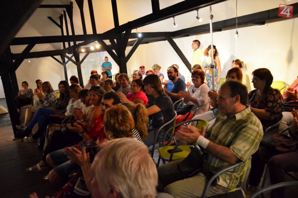 Ilustračný obrázok k článku FOTO: Revúčania vtiahnutí do príbehu. Monodráma Žobráci u divákov zabodovala