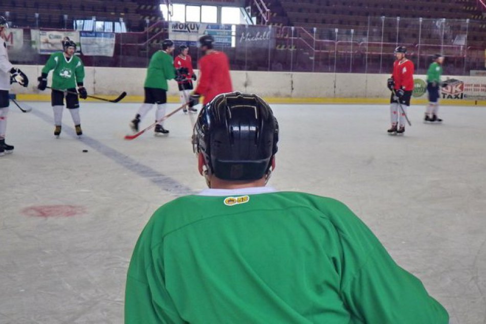 Ilustračný obrázok k článku O Mikešovu dôveru sa uchádza nová pätica: Zámocký dres oblečú aj majstri z Nitry