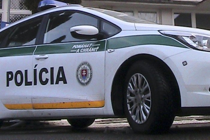 Ilustračný obrázok k článku Útočník so zbraňou v ruke na autobusovej zastávke: Už sedí za mrežami