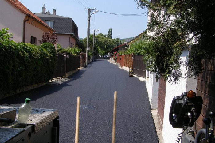 Ilustračný obrázok k článku Rača sa v lete venuje opravám ciest