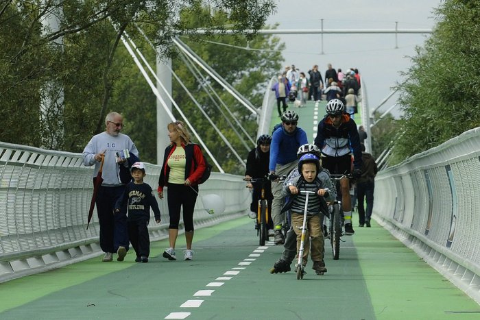 Ilustračný obrázok k článku Rekordne teplý a slnečný víkend prilákal na Cyklomost Slobody množstvo návštevníkov