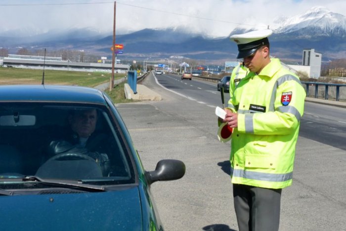 Ilustračný obrázok k článku Niektorí vodiči sú nepoučiteľní: Alkohol za volantom