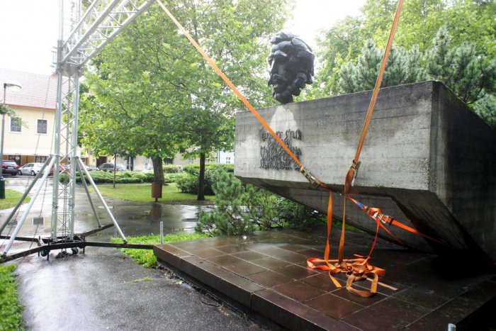 Ilustračný obrázok k článku FOTO: Nešťastne ukotvená konštrukcia. Zvolenčania hovoria o dehonestácii Štúra