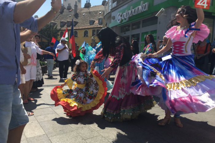 Ilustračný obrázok k článku Z KAŽDÉHO KÚTA: Sprievod plný tanca, i cyklonovinky v Trnave