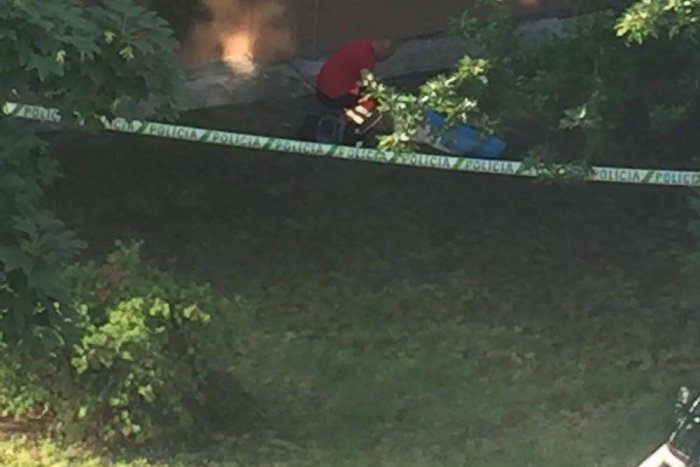 Ilustračný obrázok k článku Pod bytovkou našli telo 65-ročného muža