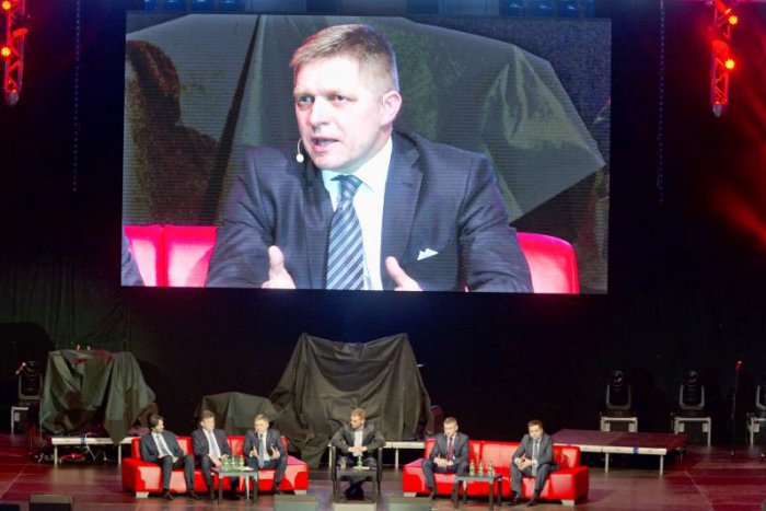 Ilustračný obrázok k článku Čas vymeniť vedenie Smeru? Podľa Borisa Zalu sú okolo Fica obhoretí politici