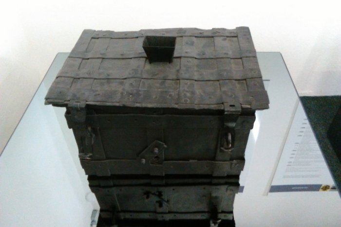 Ilustračný obrázok k článku FOTO: Záhada ukrytá priamo v Lučenci. Čo vieme o tajomnej kovovej truhlici?