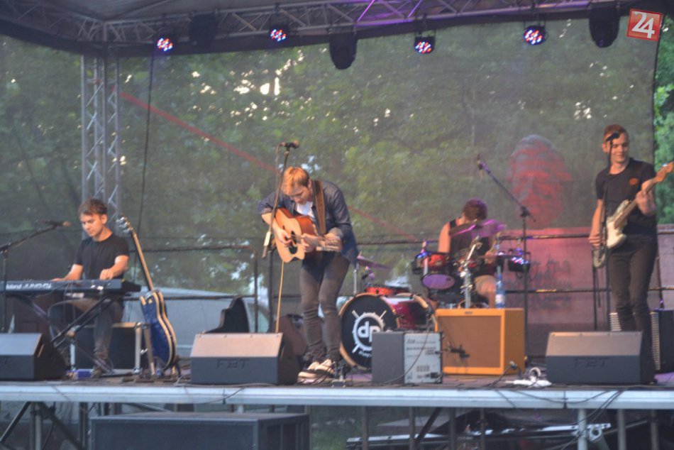 Ilustračný obrázok k článku FOTO: Zvolenský park ožil multižánrovým festivalom. Atrakciou zamknutie v drevenej búde