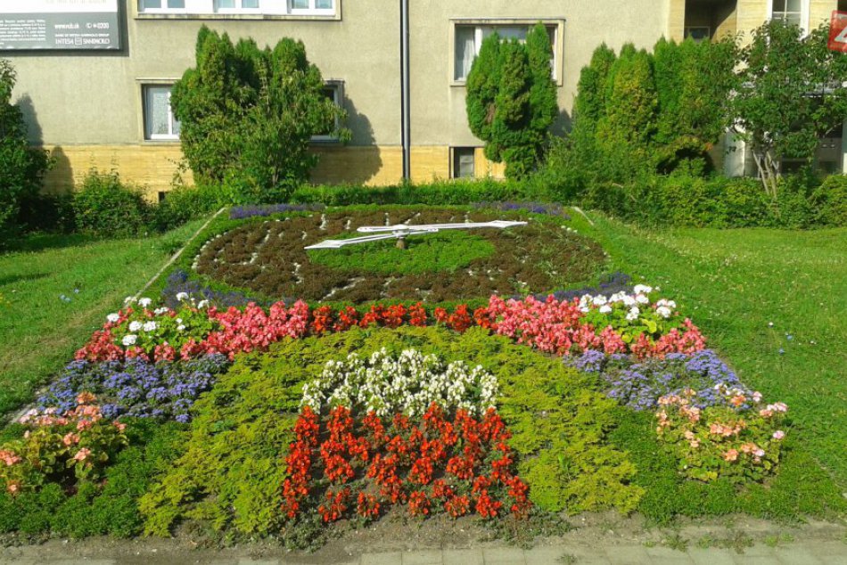 Ilustračný obrázok k článku FOTO: Rozkvitnutá nádhera v centre Bystrice. Hodiny, ktoré ukážu viac ako len čas