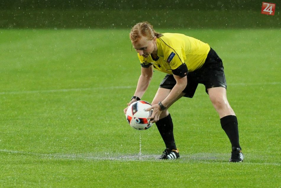 Ilustračný obrázok k článku Slovensky v Moravciach s historickým bodom: Zápas prerušila búrka