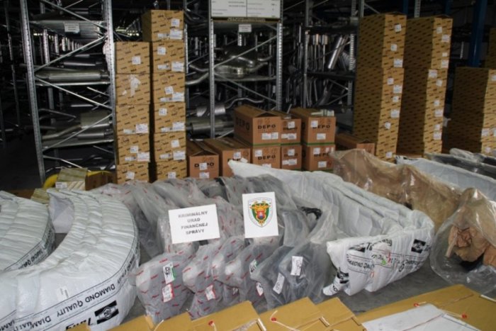 Ilustračný obrázok k článku FOTO: Úspešný záťah žilinských colníkov. Odhalili obchod s falošnými dielmi do áut