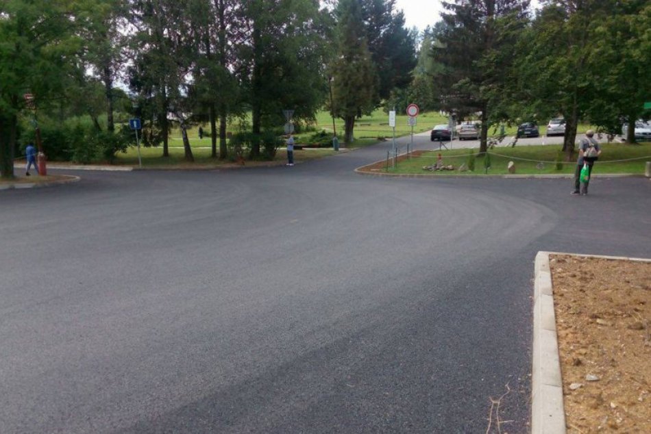 Ilustračný obrázok k článku FOTO: Breznianski pacienti sa dočkali: Viac parkovacích miest aj nová cesta pri nemocnici